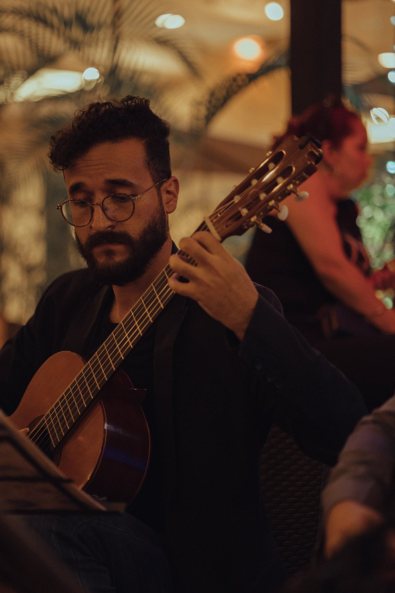 Antonio Briceño interpretando guitarra clásica
