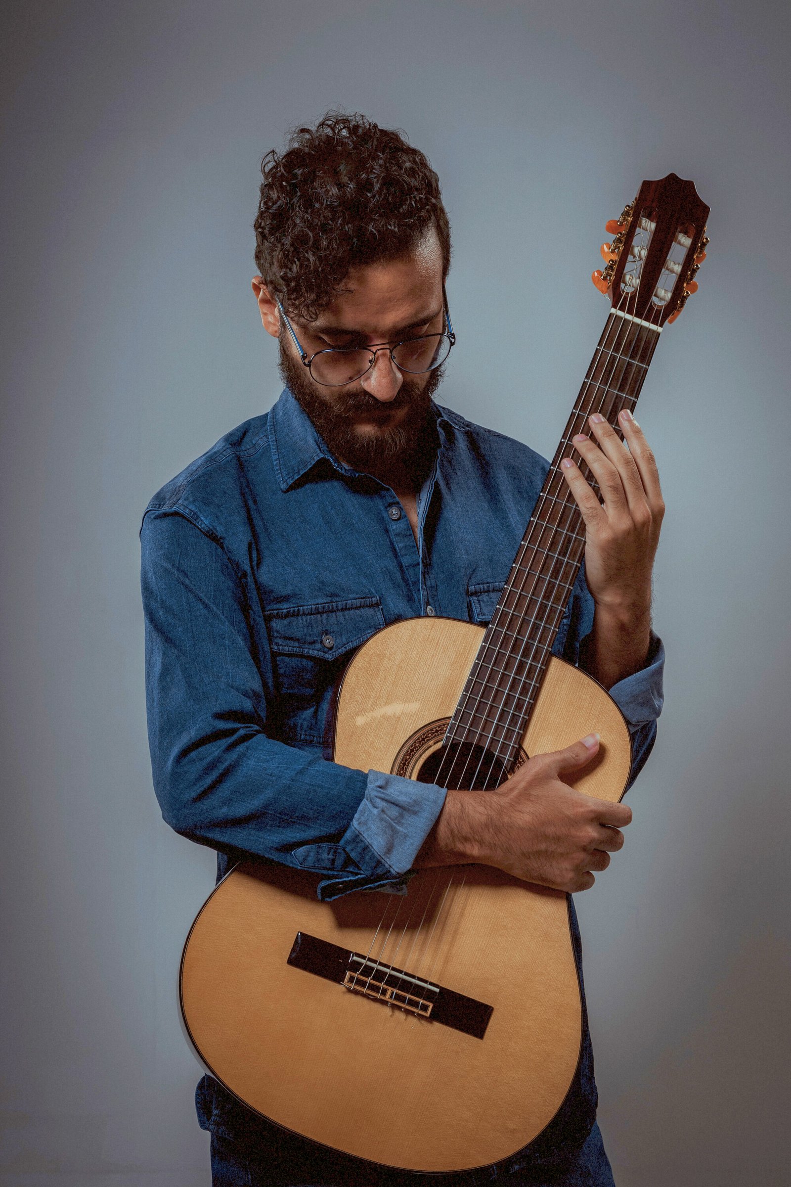 Antonio Briceño con su guitarra clásica